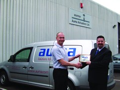 Ian Sully of Auma Actuators Ltd 
receives his membership plaque from 
BVAA Director, Rob Bartlett